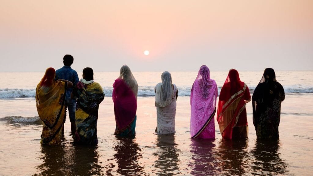 Chhath Puja 2025 devotees offering arghya to setting sun at river ghat, संध्या अर्घ्य के समय घाट पर छठ व्रती