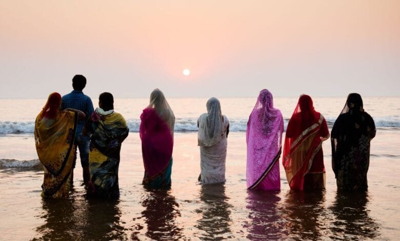 Chhath Puja 2025 devotees offering arghya to setting sun at river ghat, संध्या अर्घ्य के समय घाट पर छठ व्रती