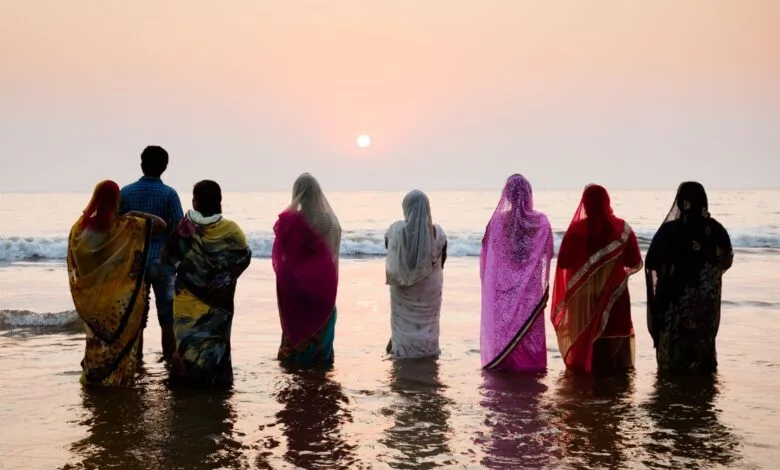 Chhath Puja 2025 devotees offering arghya to setting sun at river ghat, संध्या अर्घ्य के समय घाट पर छठ व्रती
